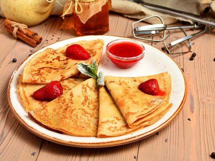 Блинчики домашние ажурные с малиновым соусом (6 шт)