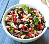 Салат с курицей и красной фасолью с ржаными гренками