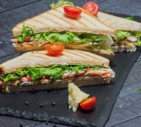 Сэндвич с куриным филе и овощами