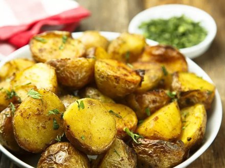 Картофель запеченный с ароматными травами и чесноком