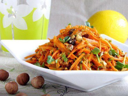 Салат из моркови с яблоком, медом и грецким орехом