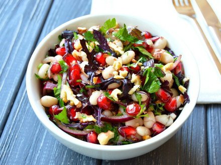 Салат с курицей и красной фасолью с ржаными гренками