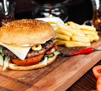 Бургер с котлетой из говядины Праймбиф с картофелем-фри и соусом