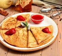 Блинчики домашние ажурные с малиновым соусом (6 шт)