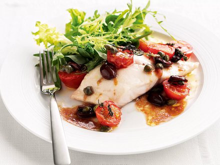Филе рыбы св.Петра, запеченная с томатами и маслинами