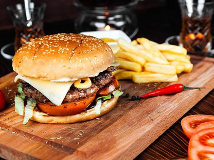 Бургер с котлетой из говядины Праймбиф с картофелем-фри и соусом