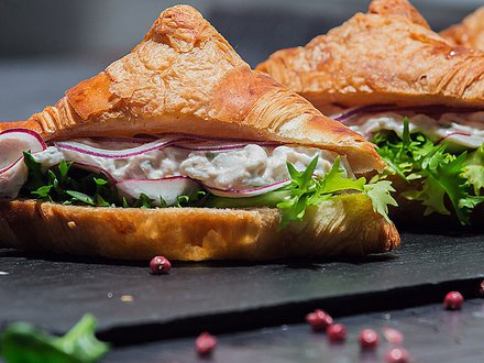 Французский круассан с салатом из тунца