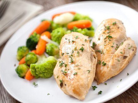 Отварное мясо птицы с овощами и травами (уже с гарниром)