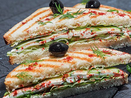 Сэндвич с сыром Фета, огурцом и паприкой