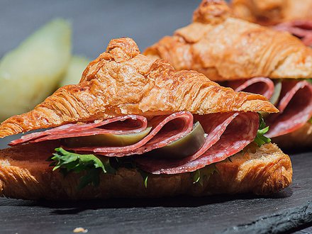 Французский круассан с салями и маринованным огурчиком