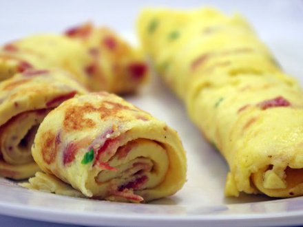 Рулеты из омлета с сыром и болгарским перцем, подается с тостами