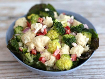 Салат из цветной капусты, брокколи и краснокачанной капусты с орехами и сладким перцем