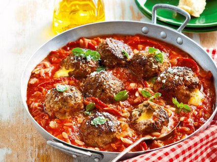 Тефтели в томатном соусе с овощами