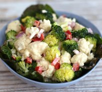 Салат из цветной капусты, брокколи и краснокачанной капусты с орехами и сладким перцем