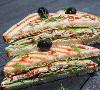 Сэндвич с сыром Фета, огурцом и паприкой