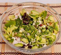 Салат зеленый с сельдереем, авокадо и сыром Фета