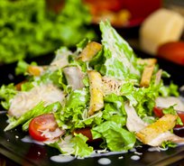 Салат Цезарь с курицей