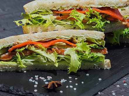 Сэндвич с лососем, салатным листом и сливочным сыром