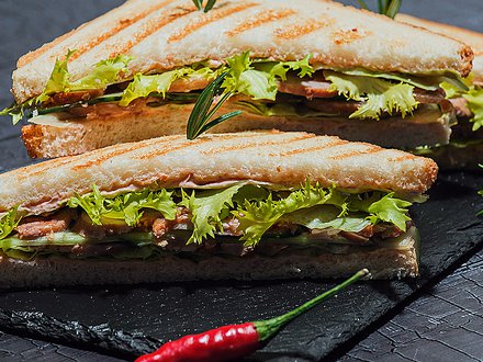 Сэндвич с домашней бужениной и маринованным огурчиком