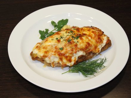 Свинина запеченная под овощным жульеном