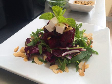 Микс салатов с запеченной свеклой и сыром
