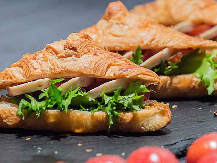 Французский круассан "Цезарь" с куриным филе, спелыми томатами и соусом