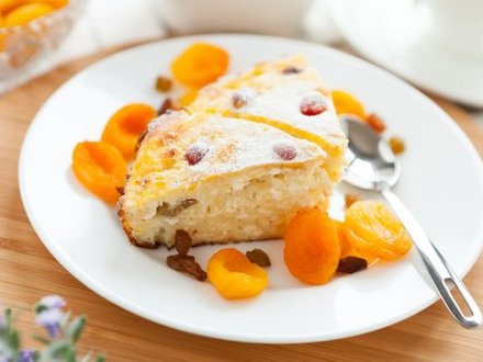 Запеканка творожная с курагой и сметаной