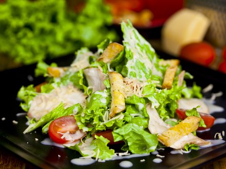 Салат Цезарь с курицей