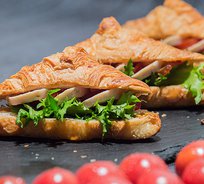 Французский круассан "Цезарь" с куриным филе, спелыми томатами и соусом