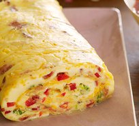 Рулеты из омлета с помидором и сыром, подается с тостами