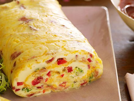 Рулеты из омлета с помидором и сыром, подается с тостами