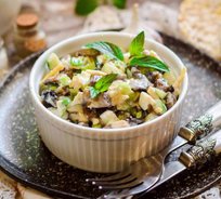 Салат грибной на листьях салата