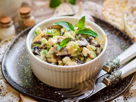 Салат грибной на листьях салата