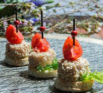 Канапе из обжаренного куриного филе в кунжутных семечках (от 10 штук)