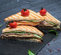 Сэндвич с ветчиной, сыром и овощами