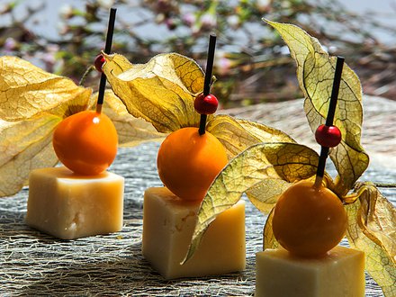 Маасдам с физалисом (от 10 штук)