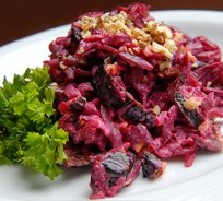 Салат "Пиковая дама" со свеклой, яблоком, черносливом и медом