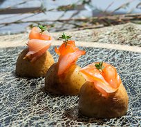 Канапе из копченого филе индейки с картофелем беби и соусом из манго (от 10 штук)