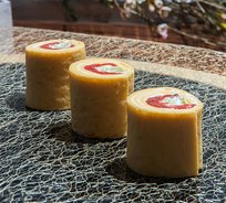 Ролл с лососем и муссом из сливочного сыра (от 10 штук)