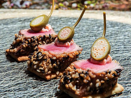 Розовый тунец-гриль с королевским каперсом на тосте (от 10 штук)