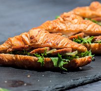 Французский круассан с бужениной и маринованным огурчиком