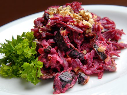 Салат "Пиковая дама" со свеклой, яблоком, черносливом и медом