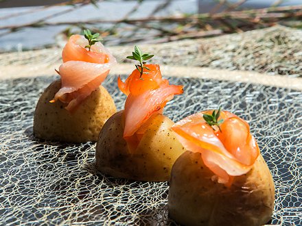 Канапе из копченого филе индейки с картофелем беби и соусом из манго (от 10 штук)