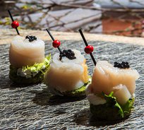 Канапе с масляной рыбой на зеленом тосте (от 10 штук)