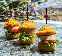 Мини-булочка из поленты с куриным карпаччо и томатами (от 10 штук)