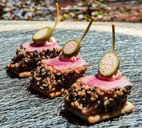 Розовый тунец-гриль с королевским каперсом на тосте (от 10 штук)