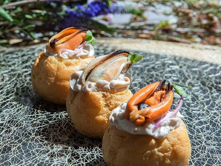 Профитроль с муссом из тунца с мидиями (от 10 штук)