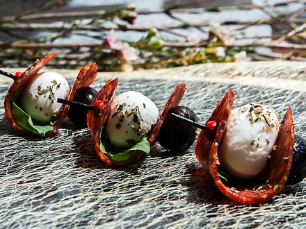 Канапе с колбаской Пепперони, сыром Моцарелла и маслиной (от 10 штук)