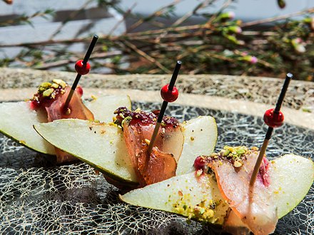 Карпаччо из утки с грушей с сыром Рокфор (от 10 штук)