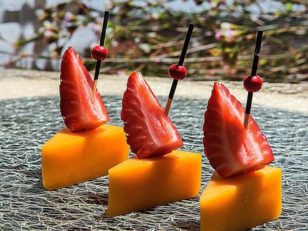 Клубника с сыром Чеддар (от 10 штук)